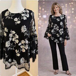 Alfani Top Women's XS Black White Geometric Print Bell Sleeve VNeck Step Hem NWT